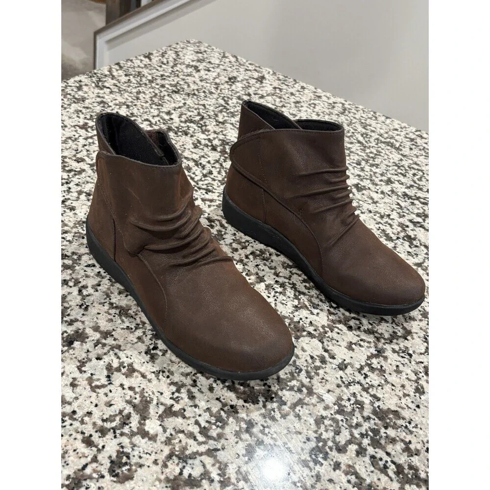 Clarks Women's Sillian Sway Ankle Bootie Brown Sz 7.5 Faux Leather Cloudsteppers